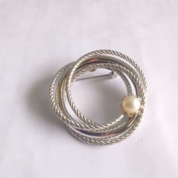 Vintage BROOCH Faux Pearl Interocking Circles Silver Tone 1980's Wreath Design - Picture 1 of 6